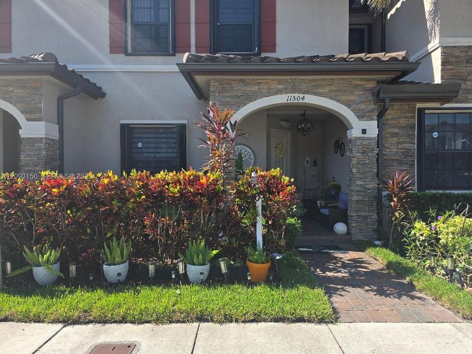 For Rent: $2,700 (3 beds, 2 baths, 1659 Square Feet)