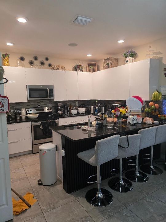 For Rent: $2,700 (3 beds, 2 baths, 1659 Square Feet)