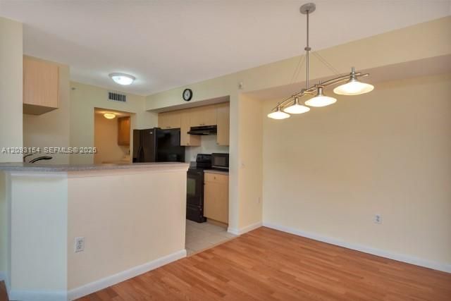 For Sale: $225,000 (1 beds, 1 baths, 793 Square Feet)