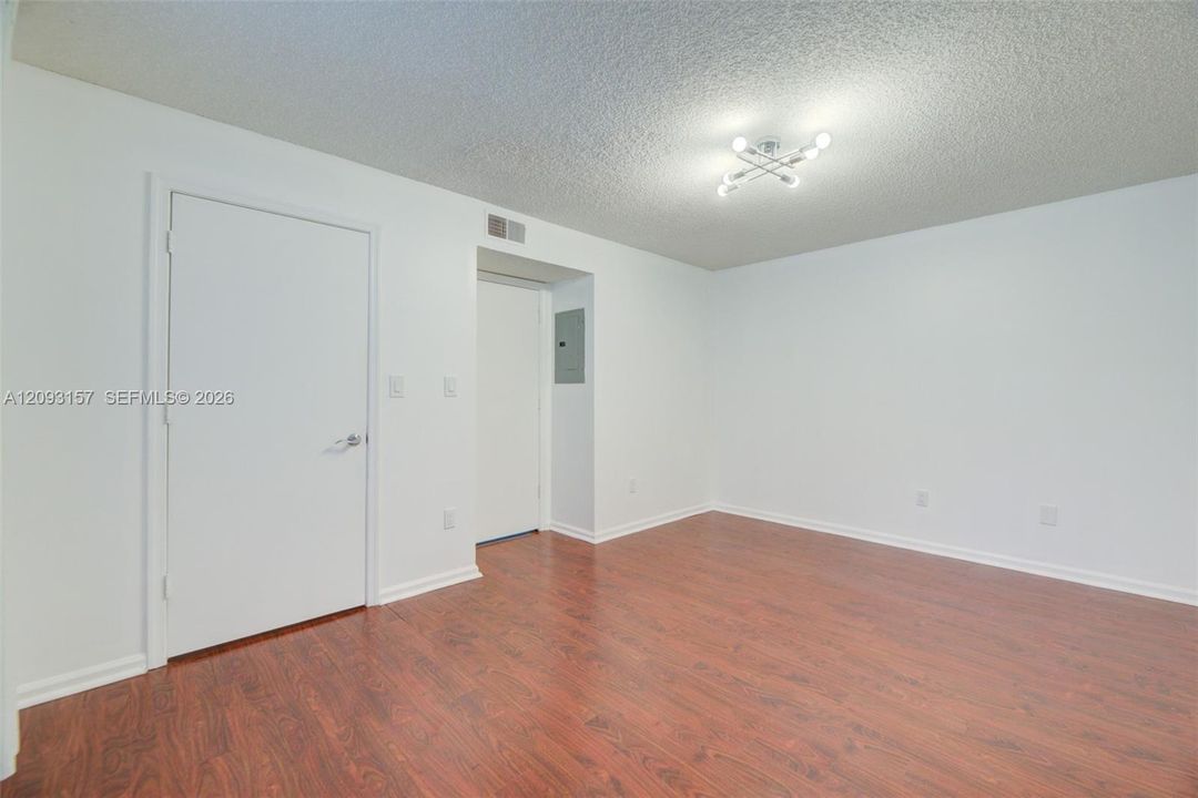 For Rent: $1,925 (1 beds, 1 baths, 696 Square Feet)
