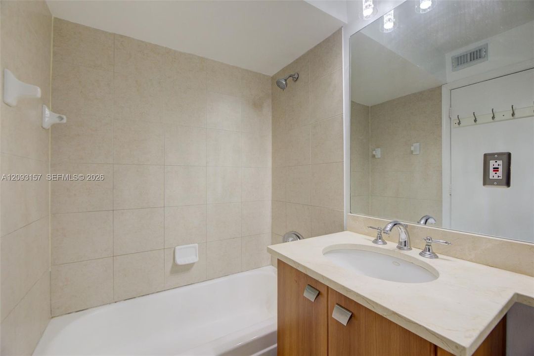 For Rent: $1,925 (1 beds, 1 baths, 696 Square Feet)