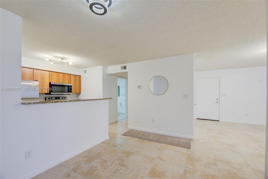 For Rent: $1,925 (1 beds, 1 baths, 696 Square Feet)
