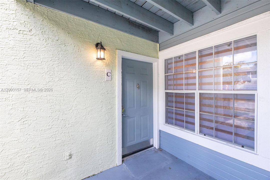 For Rent: $1,925 (1 beds, 1 baths, 696 Square Feet)