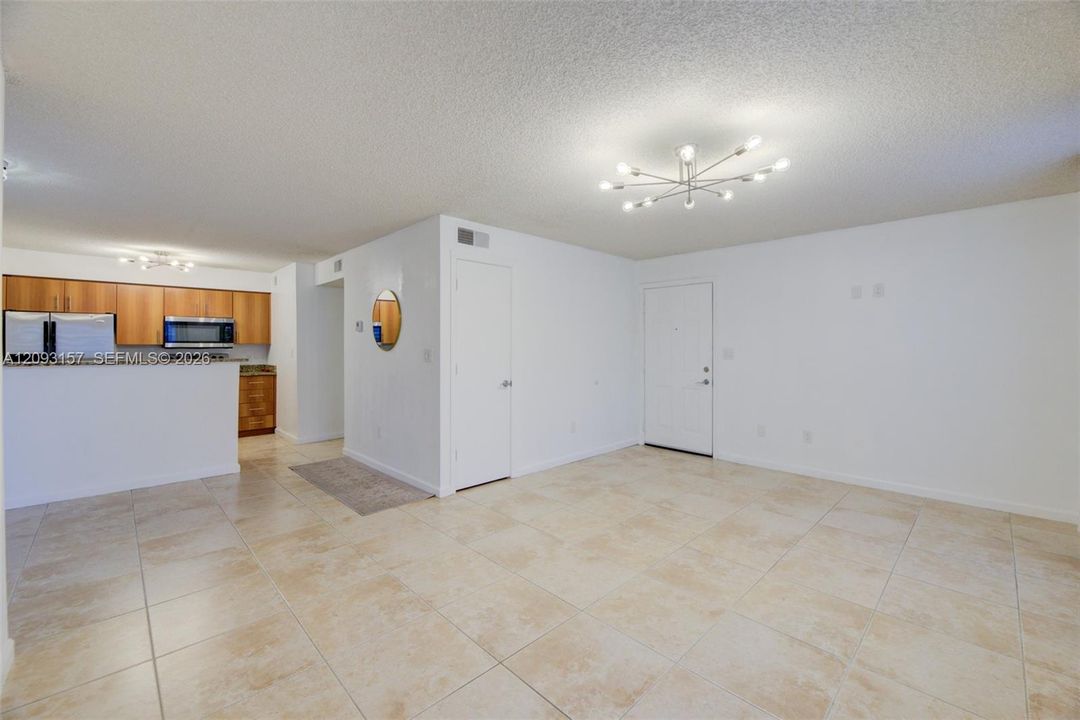 For Rent: $1,925 (1 beds, 1 baths, 696 Square Feet)
