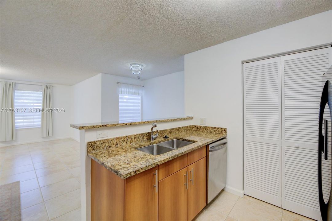 For Rent: $1,925 (1 beds, 1 baths, 696 Square Feet)