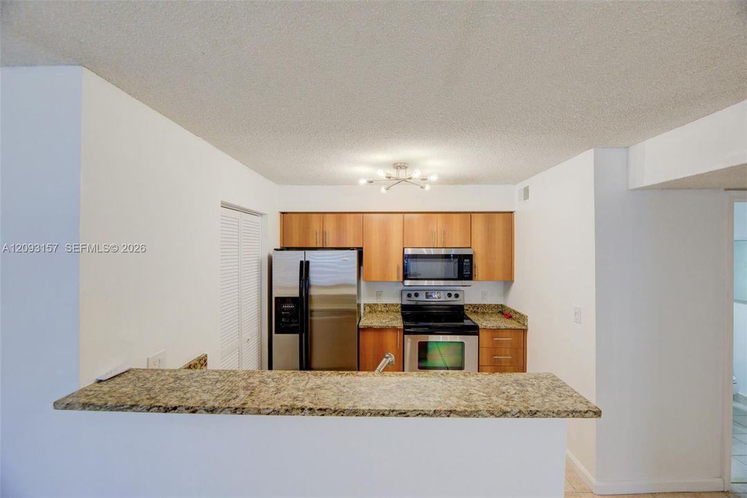 For Rent: $1,925 (1 beds, 1 baths, 696 Square Feet)