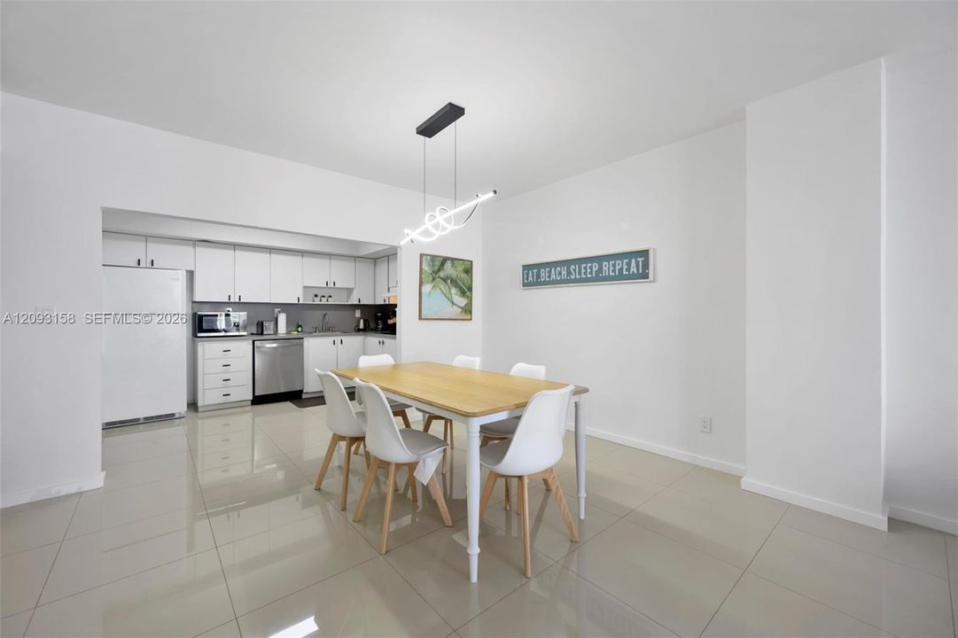 For Rent: $3,195 (1 beds, 1 baths, 1005 Square Feet)