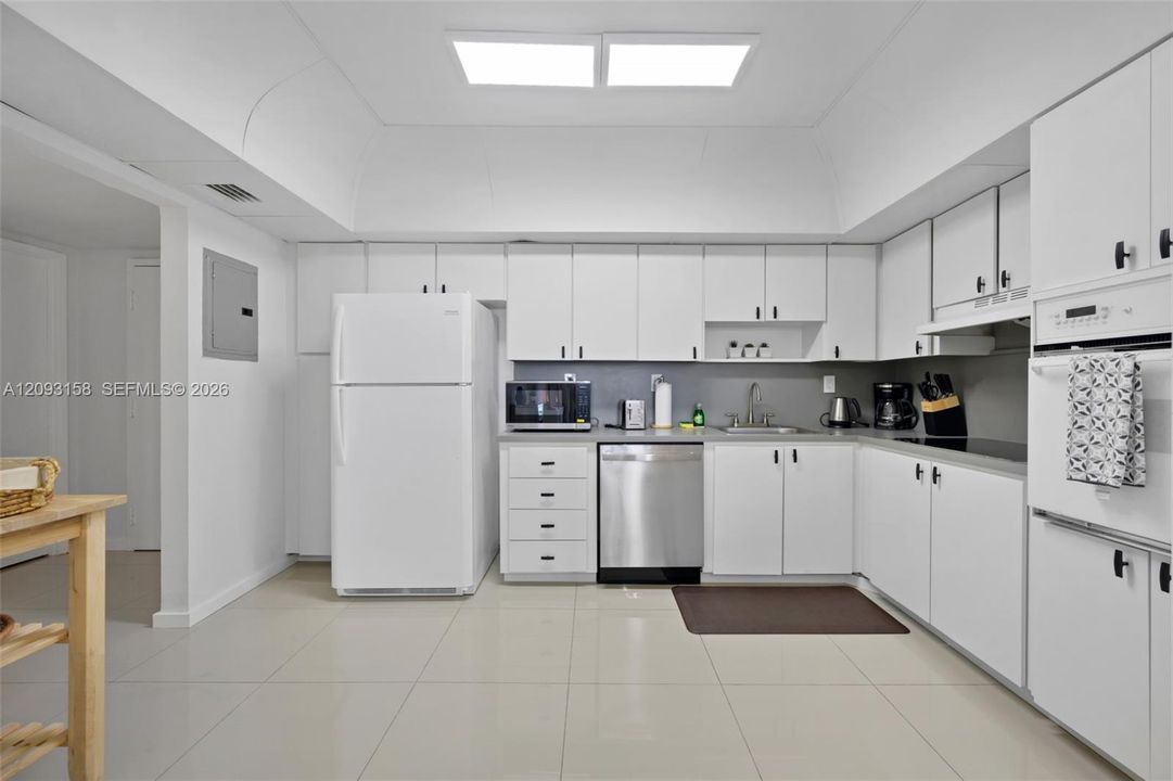 For Rent: $3,195 (1 beds, 1 baths, 1005 Square Feet)