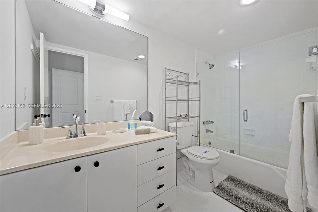 For Rent: $3,195 (1 beds, 1 baths, 1005 Square Feet)