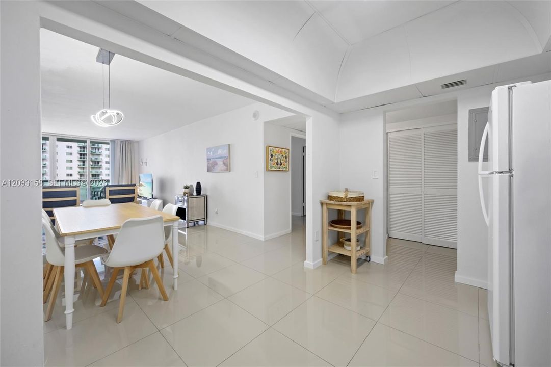 For Rent: $3,195 (1 beds, 1 baths, 1005 Square Feet)