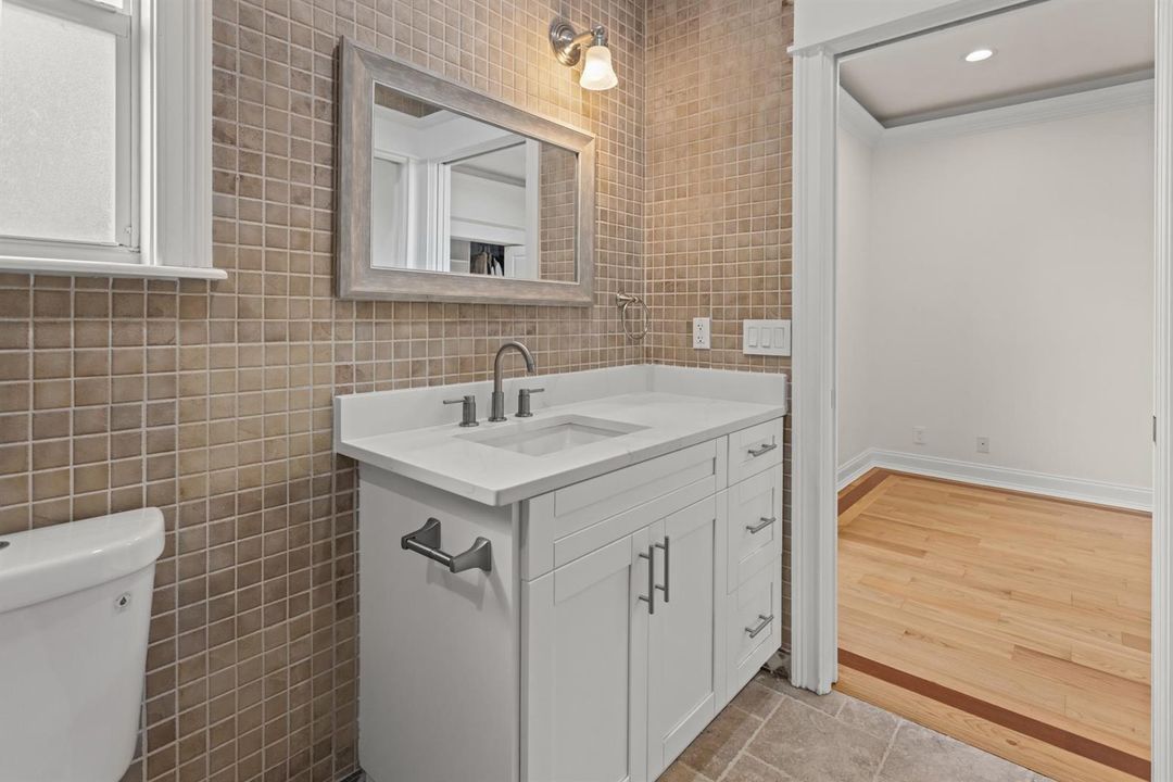 Guest Suite Bath RmE