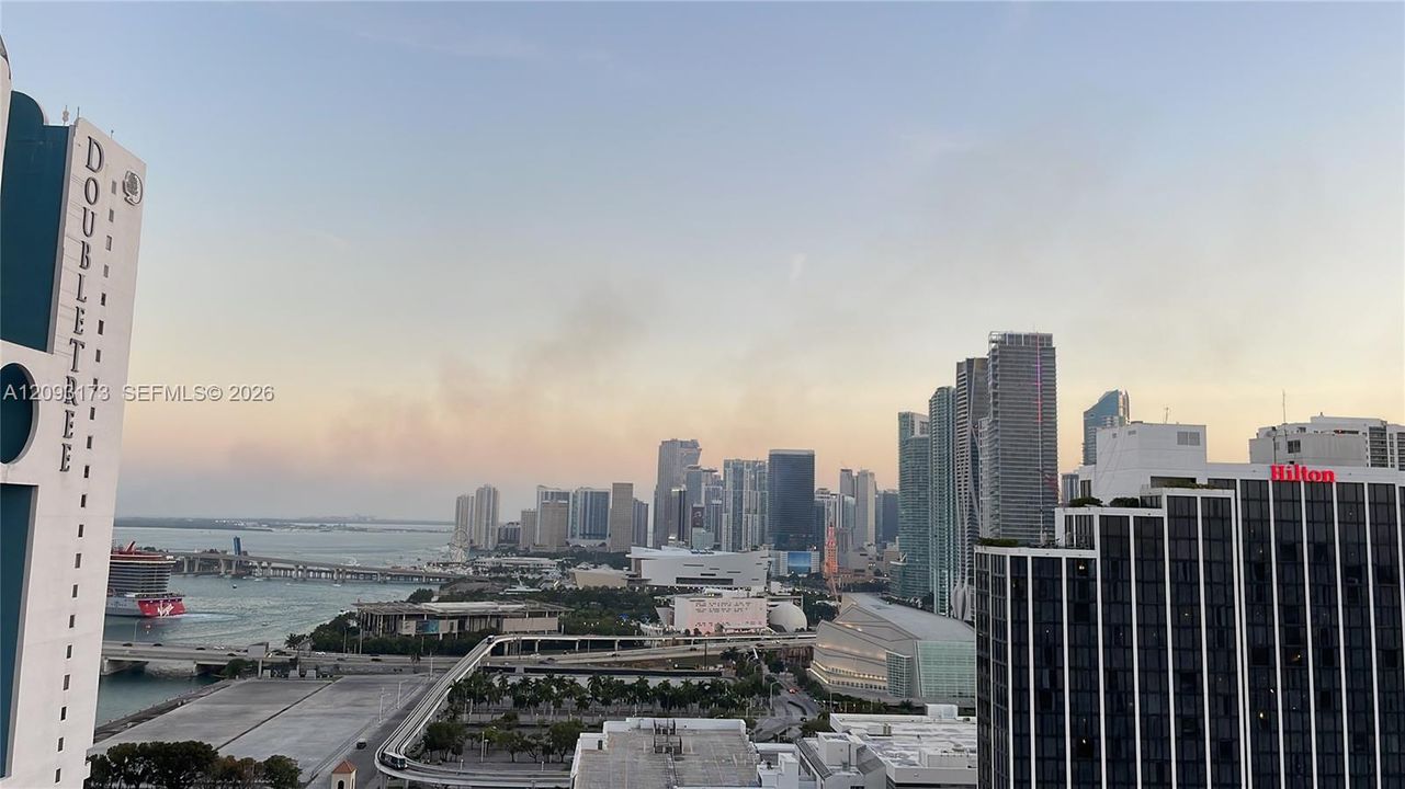 For Sale: $325,000 (1 beds, 1 baths, 821 Square Feet)