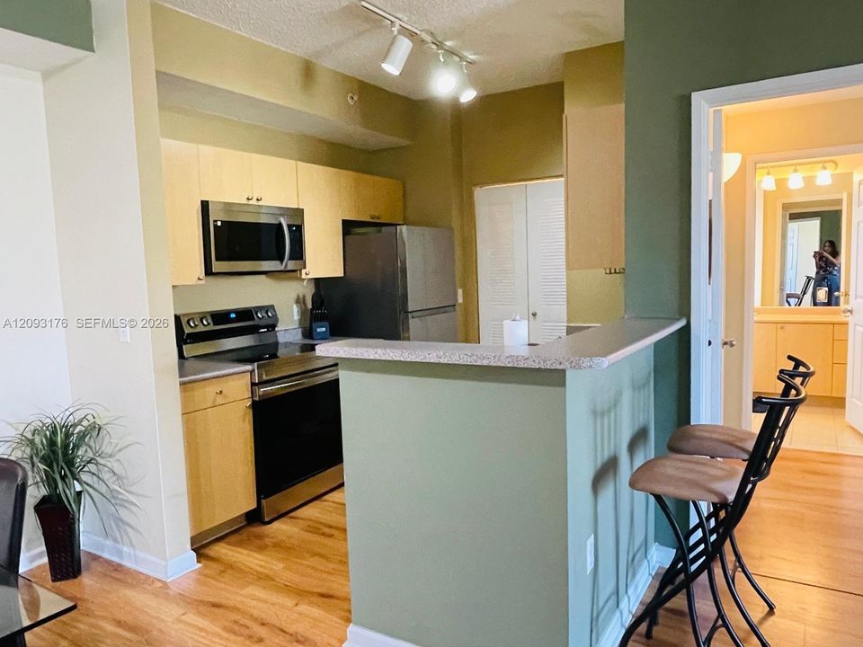 For Rent: $2,450 (2 beds, 1 baths, 1029 Square Feet)