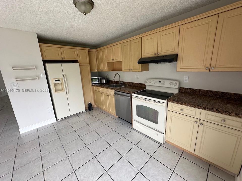 For Rent: $2,900 (3 beds, 2 baths, 1221 Square Feet)