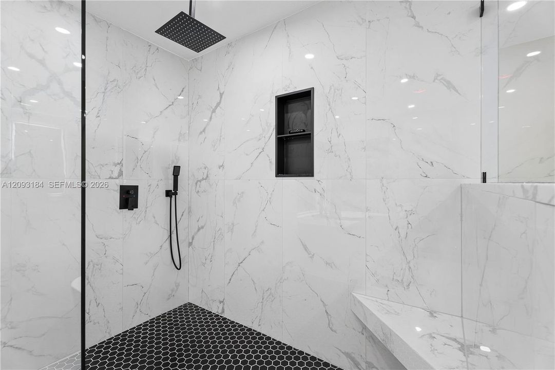 En Venta: $2,500,000 (5 camas, 3 baños, 3710 Pies cuadrados)