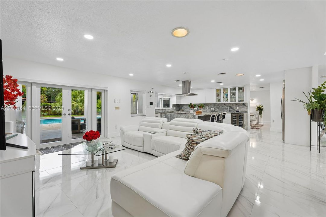 En Venta: $2,500,000 (5 camas, 3 baños, 3710 Pies cuadrados)