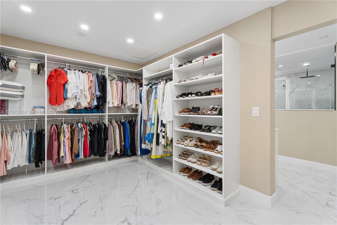 En Venta: $2,500,000 (5 camas, 3 baños, 3710 Pies cuadrados)