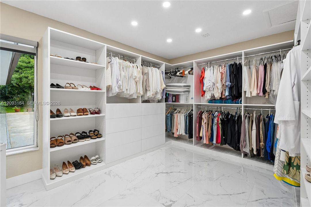 En Venta: $2,500,000 (5 camas, 3 baños, 3710 Pies cuadrados)