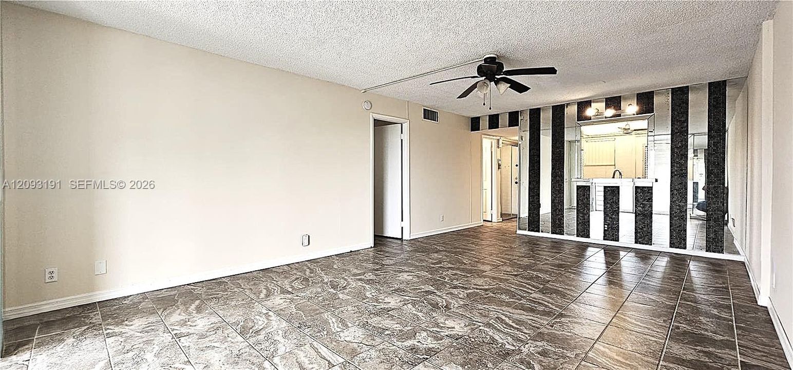 For Rent: $1,585 (1 beds, 1 baths, 940 Square Feet)