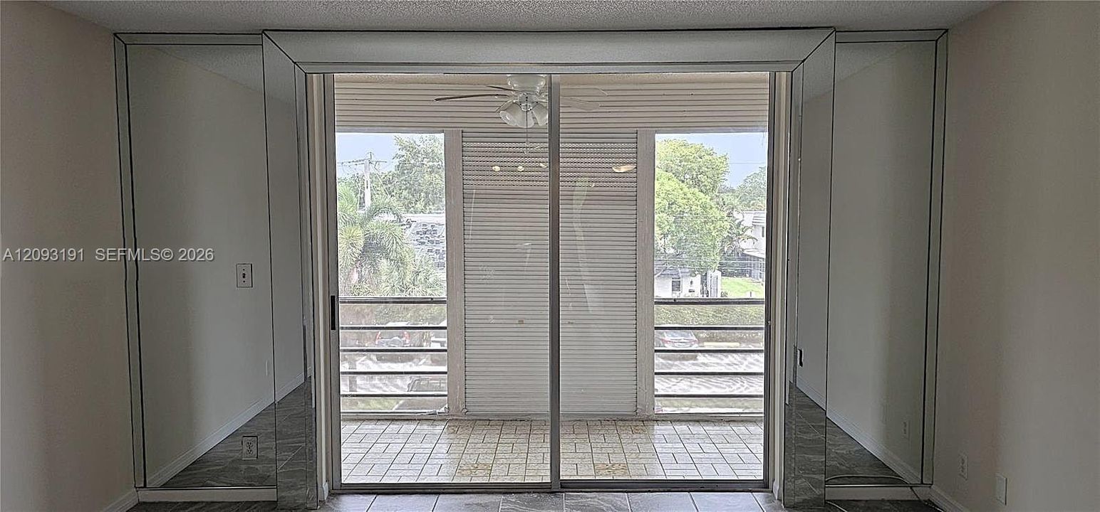 For Rent: $1,585 (1 beds, 1 baths, 940 Square Feet)