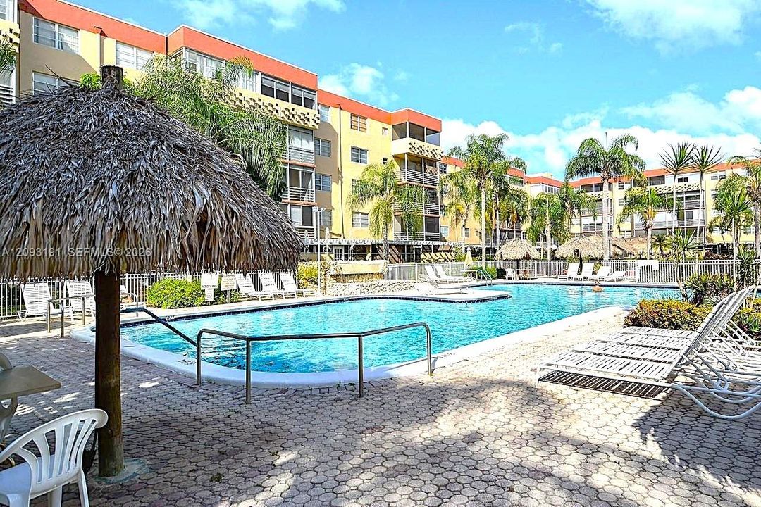 For Rent: $1,585 (1 beds, 1 baths, 940 Square Feet)
