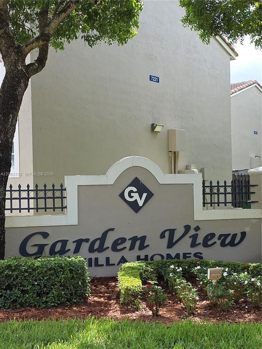 For Sale: $251,000 (2 beds, 2 baths, 881 Square Feet)
