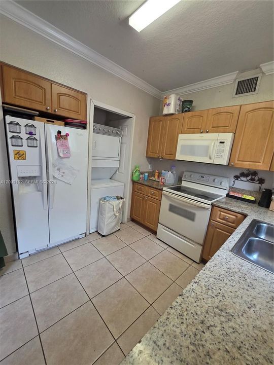 For Sale: $251,000 (2 beds, 2 baths, 881 Square Feet)