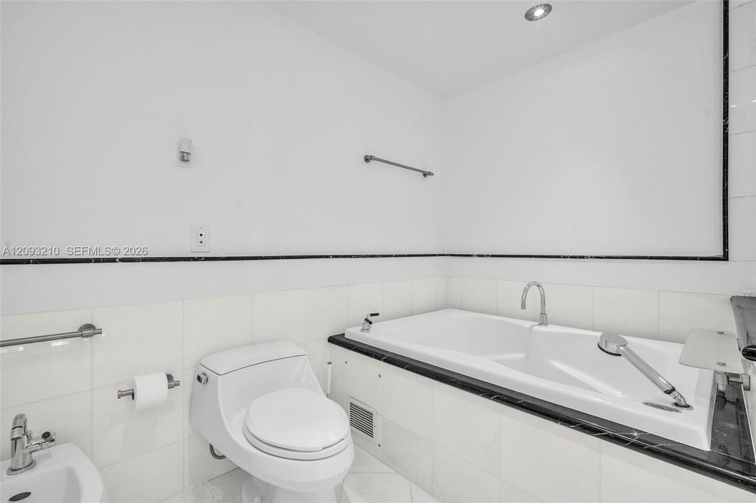 For Rent: $5,000 (1 beds, 1 baths, 776 Square Feet)