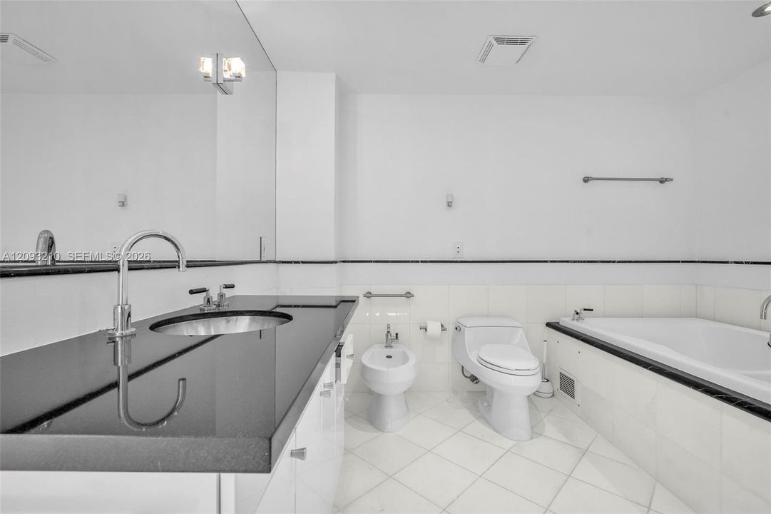 For Rent: $5,000 (1 beds, 1 baths, 776 Square Feet)