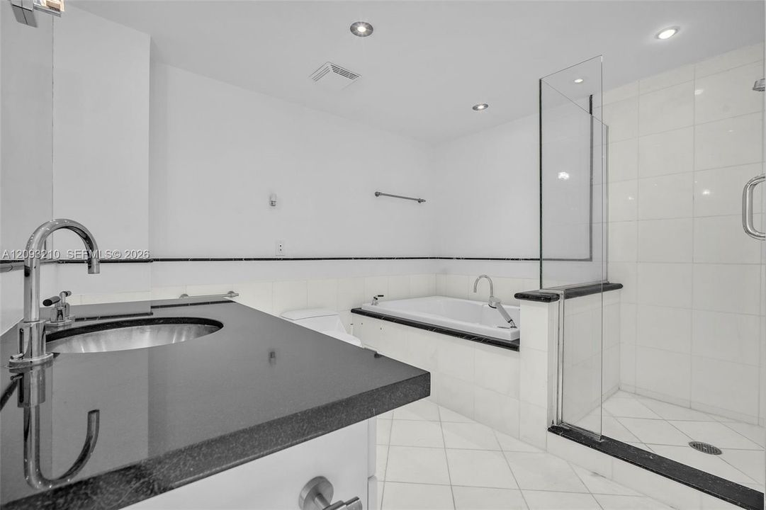For Rent: $5,000 (1 beds, 1 baths, 776 Square Feet)