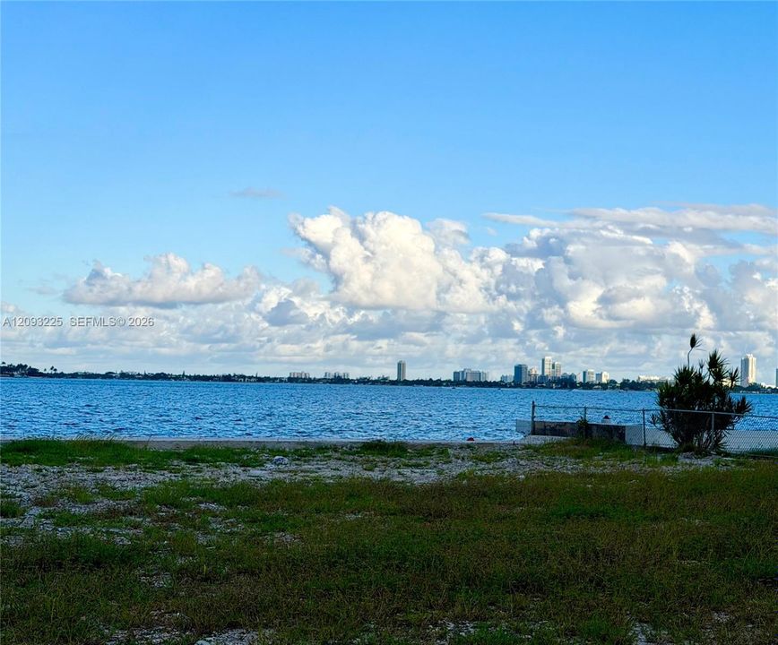 En Venta: $6,400,000 (0.29 acres)