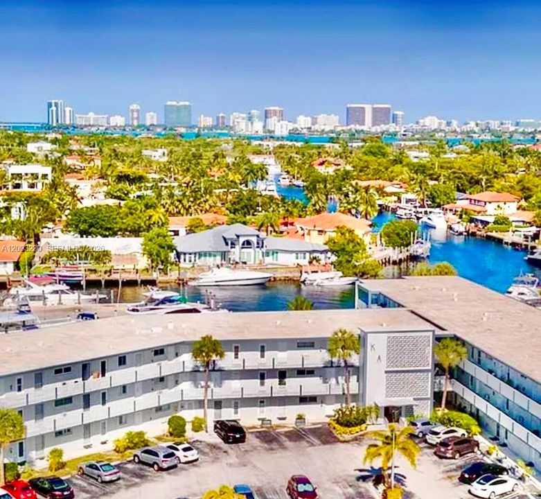 For Sale: $195,000 (1 beds, 1 baths, 709 Square Feet)