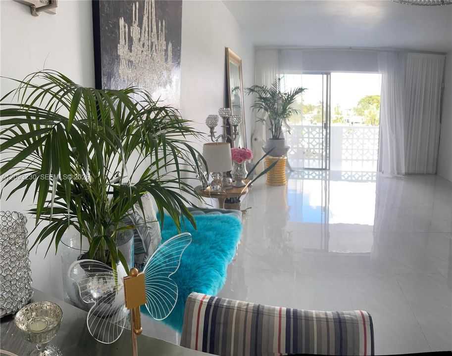 For Sale: $195,000 (1 beds, 1 baths, 709 Square Feet)