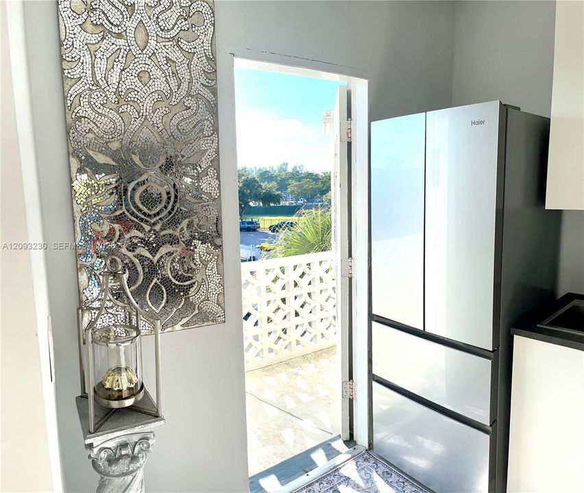 For Sale: $195,000 (1 beds, 1 baths, 709 Square Feet)