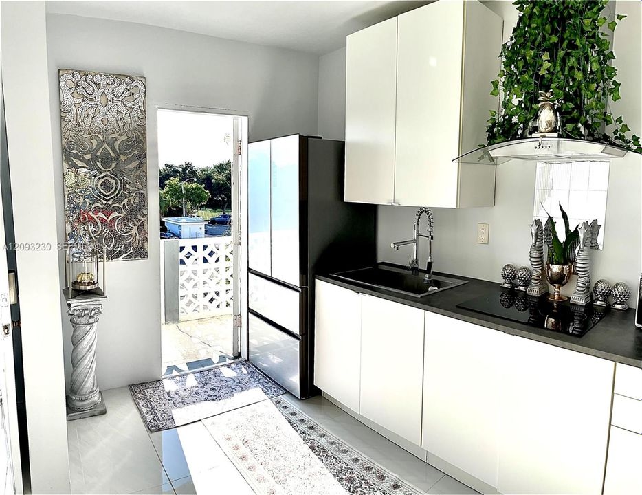 For Sale: $195,000 (1 beds, 1 baths, 709 Square Feet)