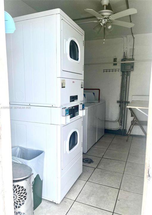 For Sale: $195,000 (1 beds, 1 baths, 709 Square Feet)