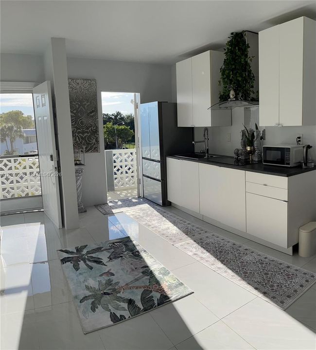 For Sale: $195,000 (1 beds, 1 baths, 709 Square Feet)