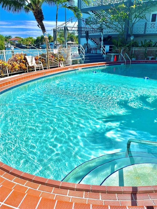 For Sale: $195,000 (1 beds, 1 baths, 709 Square Feet)