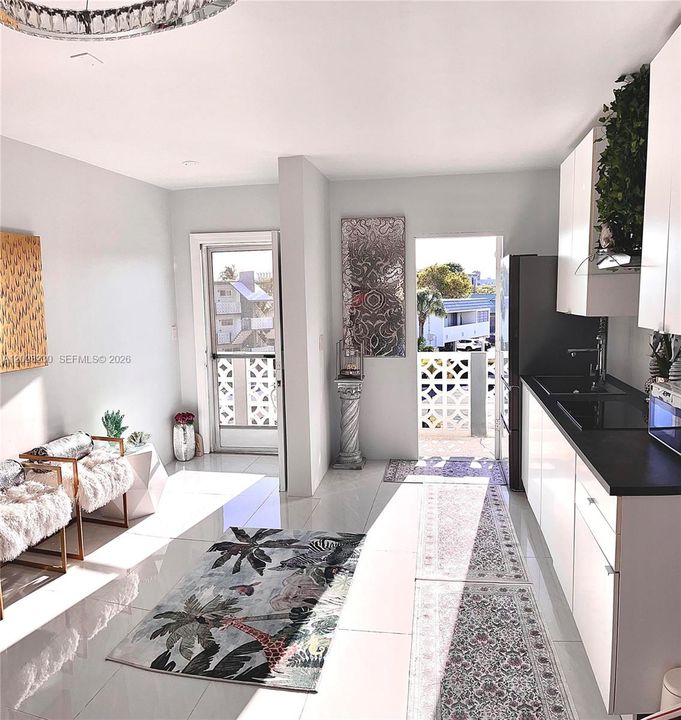 For Sale: $195,000 (1 beds, 1 baths, 709 Square Feet)