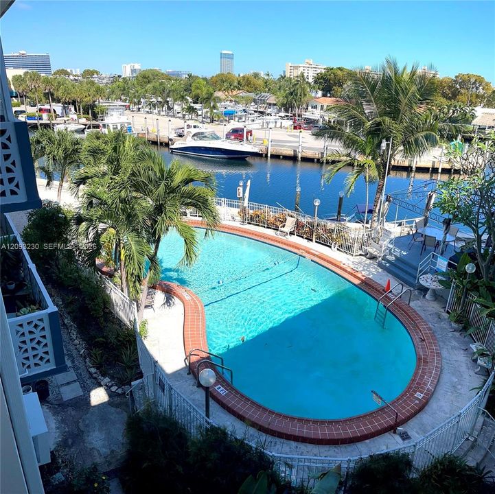 For Sale: $195,000 (1 beds, 1 baths, 709 Square Feet)