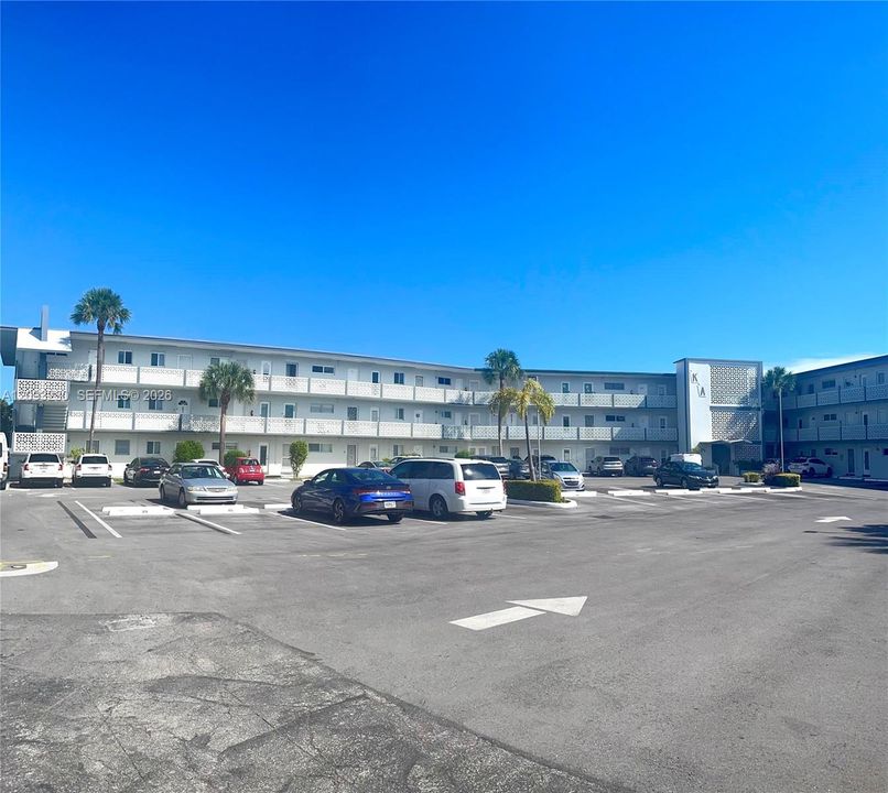 For Sale: $195,000 (1 beds, 1 baths, 709 Square Feet)