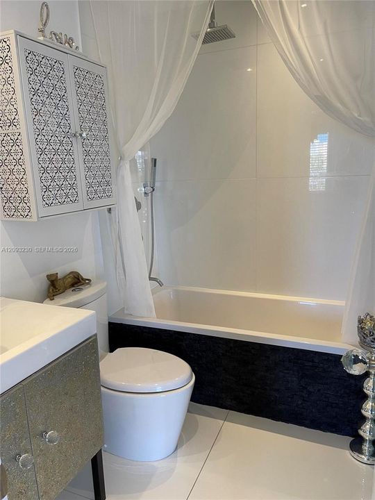 For Sale: $195,000 (1 beds, 1 baths, 709 Square Feet)