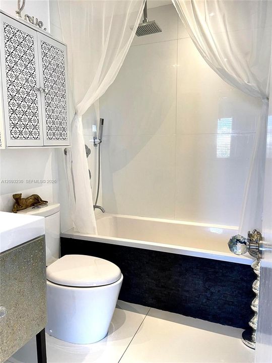 For Sale: $195,000 (1 beds, 1 baths, 709 Square Feet)