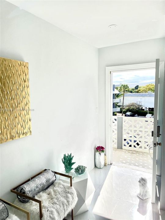 For Sale: $195,000 (1 beds, 1 baths, 709 Square Feet)