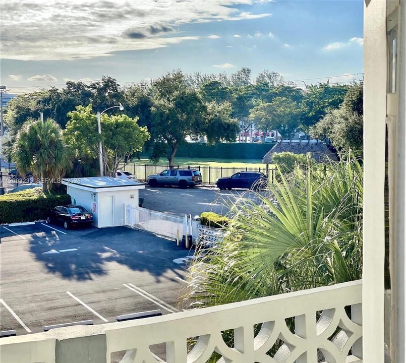For Sale: $195,000 (1 beds, 1 baths, 709 Square Feet)