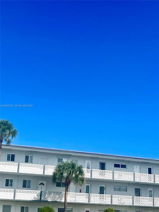 For Sale: $195,000 (1 beds, 1 baths, 709 Square Feet)