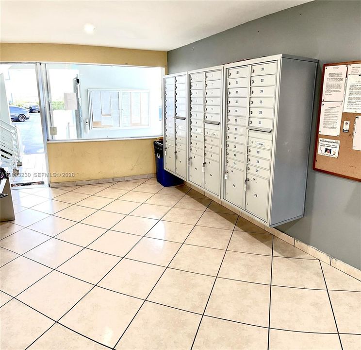For Sale: $195,000 (1 beds, 1 baths, 709 Square Feet)