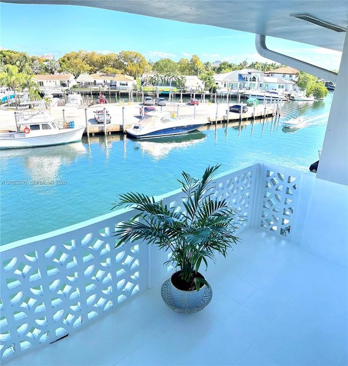 For Sale: $195,000 (1 beds, 1 baths, 709 Square Feet)