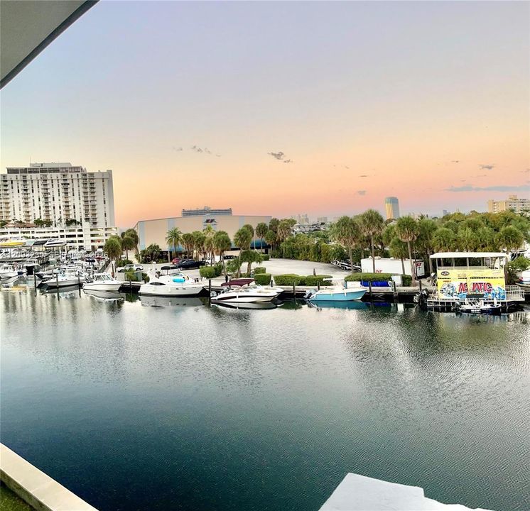 For Sale: $195,000 (1 beds, 1 baths, 709 Square Feet)