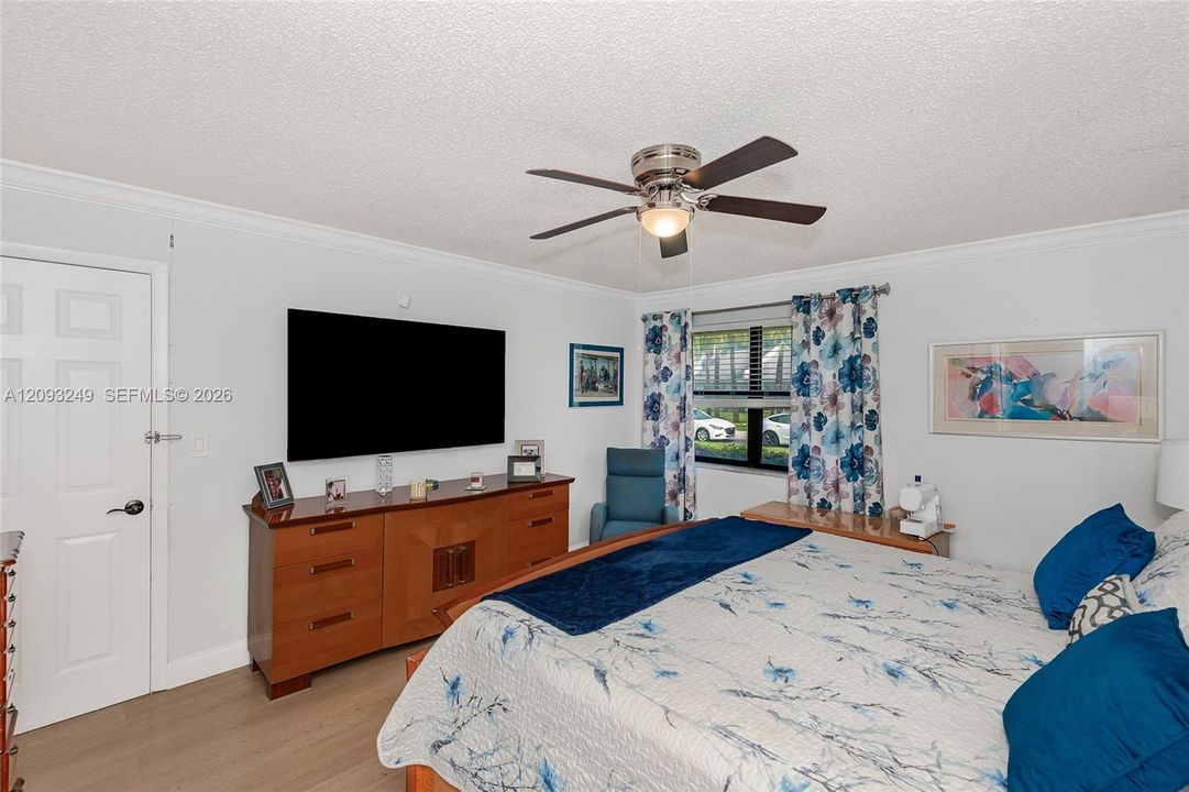 For Sale: $390,000 (3 beds, 2 baths, 1387 Square Feet)